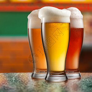 同的啤酒酒吧的眼镜里图片