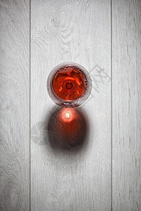 木制桌子上的杯红酒的风景图片