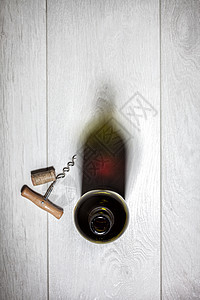 白色木桌上软木塞的红酒瓶的风景图片