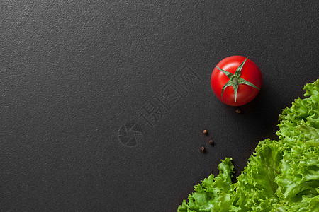 红色西红柿绿色沙拉黑色图片