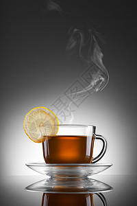 杯加柠檬蒸汽的热茶图片