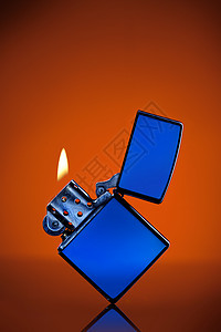 蓝色Zippo打火机橙色背景图片