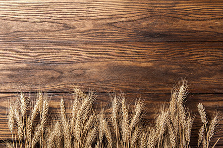 木制背景上的小麦的风景图片