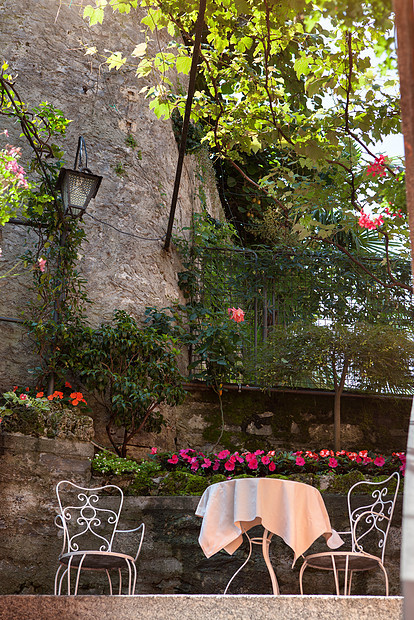 意大利夏季花园的桌子椅子图片