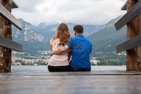 轻的夫妇码头上看着意大利的科莫湖图片