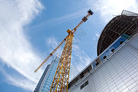 抗蓝天的现代建筑正建造中图片