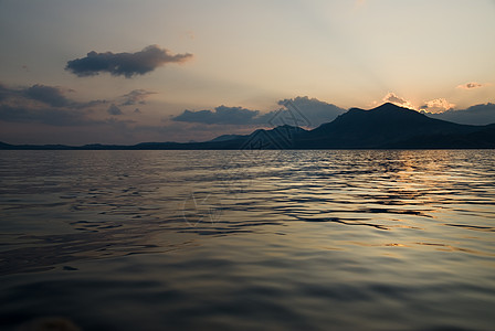 日落时海山的景观图片