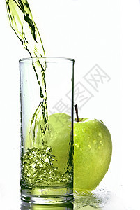 新鲜苹果汁璃与绿色苹果分离白色图片