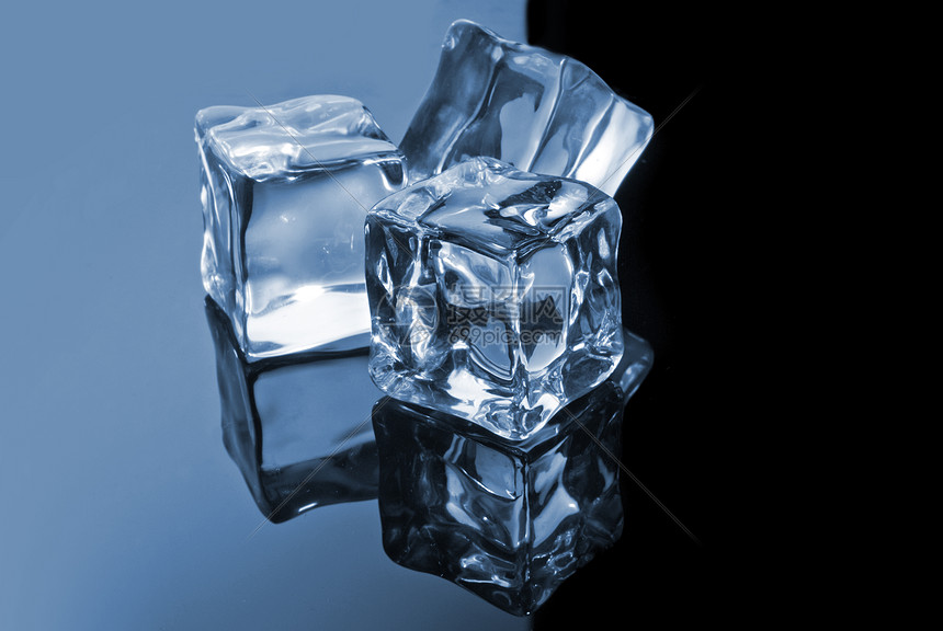 加入饮料用的小方冰块icecube的名词复数