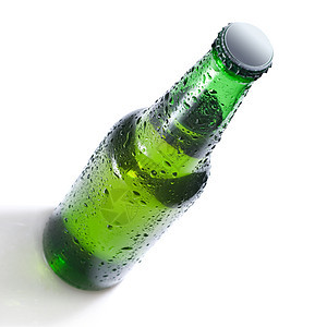 绿色啤酒瓶与水滴分离白色图片