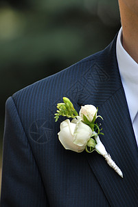 曼斯套房上玫瑰的婚礼纽扣孔图片