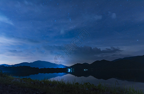 湖上的风景夜空图片