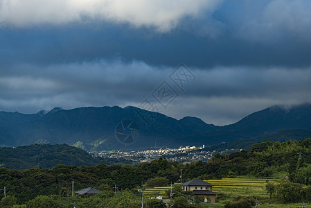 山景观与云图片