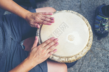 人们双手演奏音乐Djembe鼓,老式过滤器图像图片