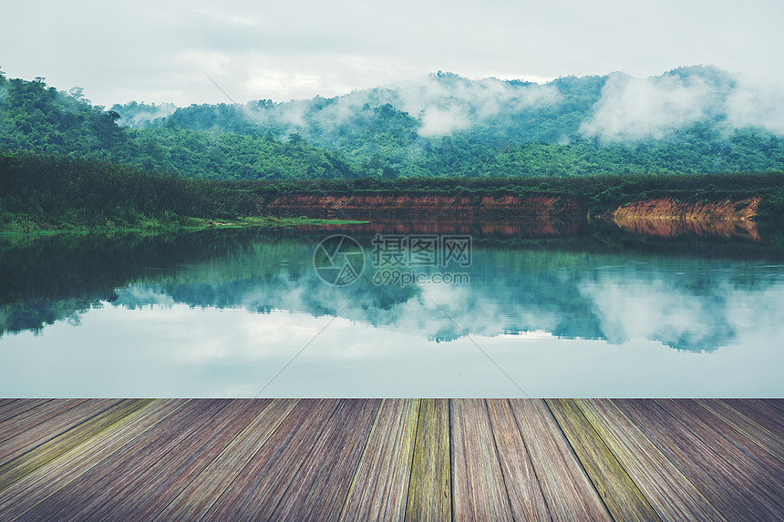 泰国热带雨林湖旁的平台图片