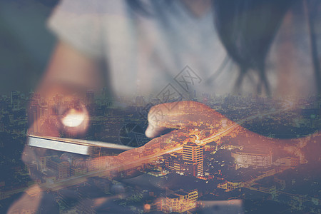 双曝光的商务女用移动智能手机与城市风景高速公路高速互联网无线电信图片