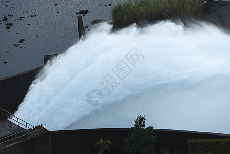 泰国纳洪纳约克座大水坝的水门溢洪道图片