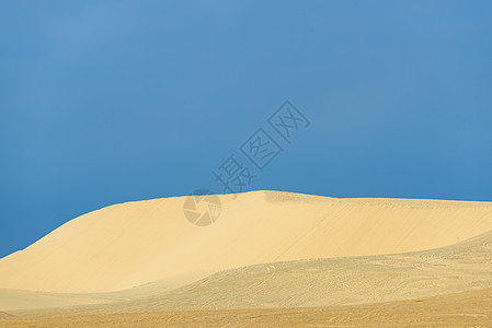 蓝天白色沙丘,梅恩,越南图片