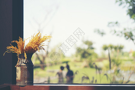 璃瓶中的干植物花装饰CA的木桌上干植物花璃瓶装饰木桌上的咖啡馆,老式咖啡店的装饰理念干植物花璃瓶装饰图片