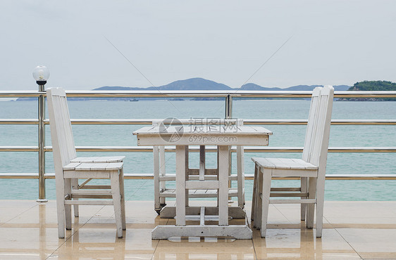 海边的桌子图片