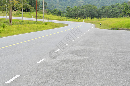 泰国Khaoyai公园沿森林的道路图片