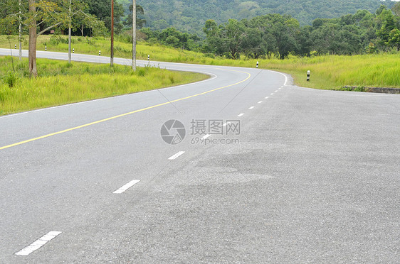 泰国Khaoyai公园沿森林的道路图片