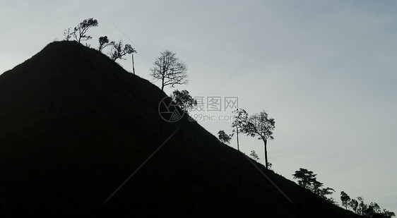 泰国唐法峰公园浩昌普埃克的剪影全景浩昌普埃克,丁法邦的剪影全景图片