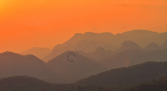 日落时的山景图片