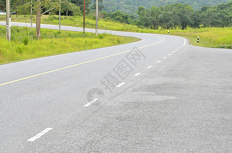 泰国Khaoyai公园沿森林的道路图片