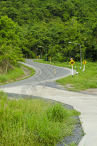 沥青道路尖锐的曲线与热带森林曲折前进背景图片