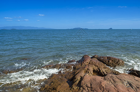 海里的岩石背景图片