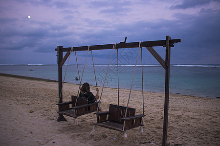 中午海滩景观与秋千椅照片中午带秋千椅的海滩景观图片