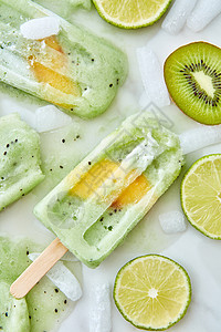 冰棒甜蜜融化的冰淇淋与同的水果,冰飞溅灰色的背景清爽的夏季甜点平躺根棍子上的水果冰淇淋片灰色背景上的图片