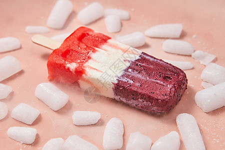 五颜六色的冰棒健康饮食冰淇淋水果果泥与冰片粉红色背景冷冻浆果冰沙五颜六色的冰淇淋棍子上,粉红色的背景上几片冰图片