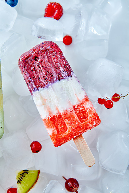 冷冻酸奶冰淇淋与西瓜,蓝莓冰与浆果,健康的夏季甜点三色水果浆果冰淇淋木棒与浆果,顶部视图图片