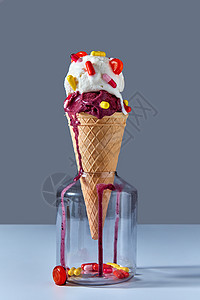 个蛋卷冰淇淋,红黄片棒棒糖,放灰色桌子上的璃瓶里夏季卡他病的及其治疗与文字的地方华夫饼锥与个冷冰淇淋站图片