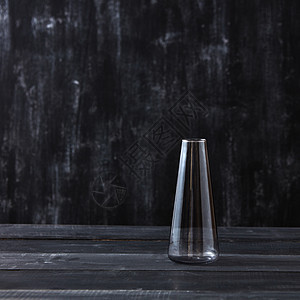 空璃容器,用于黑色背景上保存牛奶,并放置您的文本透明璃花瓶空黑色木桌上,背景图片