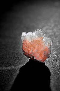 黑色背景上的喜马拉雅盐的大晶体软焦点与浅深度的场喜马拉雅粉红色水晶盐,黑色背景上很深的阴影图片