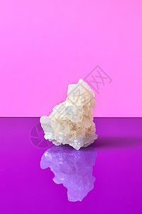 岩石盐个大水晶上的朵粉红色紫色的潘通背景与反射,文字的地方海盐的水晶与折射等离体双调紫罗兰背景上图片