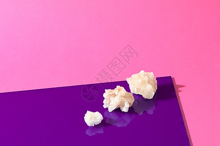 矿物盐的晶体张带阴影的双酮粉红色紫色潘通纸上,放置文本三种矿物盐晶体张带阴影的双酮粉紫纸上图片