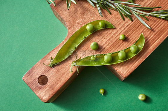 原始机成分,用于烹饪素食排饮食食品个木板上与健康的机清洁饮食的风景天然新鲜蔬菜木板上的青豌豆图片