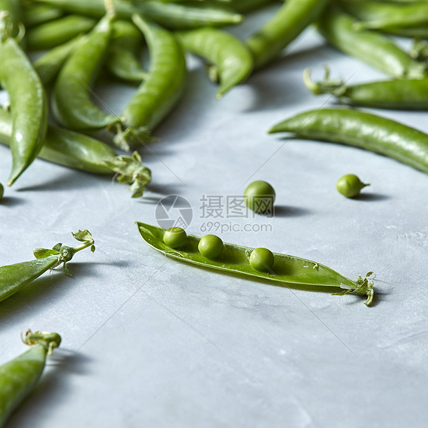 新鲜采摘的绿色豌豆灰色与天然素食排节食天然机豌豆荚与绿色豌豆打开灰色背景高清图片下载 正版图片 摄图网