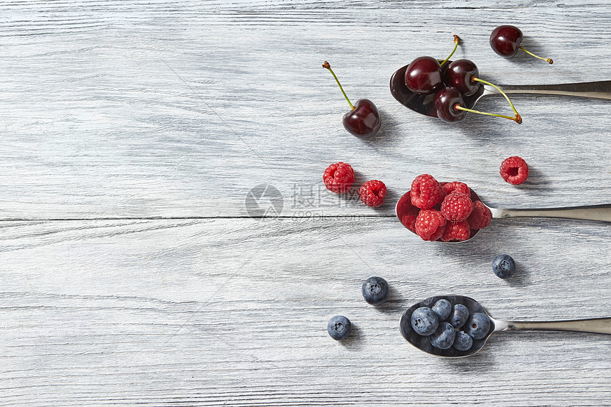 美味的甜浆果勺子上的灰色木制背景平躺的健康机食品的平躺新鲜蓝莓樱桃覆盆子木桌上的水果图案图片