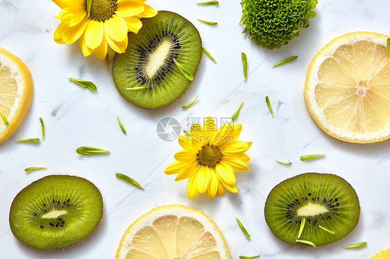 开花背景,天然黄花新鲜柑橘果实扁平的花型,白色上绿色的花瓣花型由黄色绿色的花猕猴桃柠檬片成来自机成分的特图片