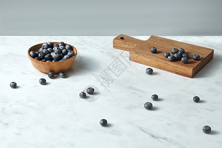 天然新鲜的家庭种植浆果,用于烹饪厨房桌子上的甜点健康自制食品的夏季机天然甜蓝莓个木盘,板白色与图片