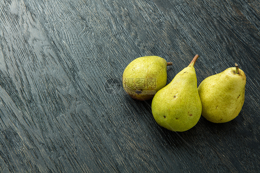 黑色木制背景上的梨,健康的食物木制背景上的梨图片