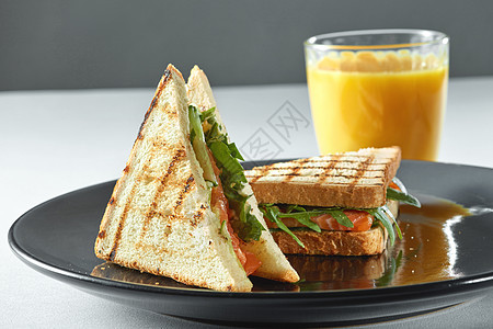 三文鱼三明治加果汁桌子上的健康食物三文鱼三明治加果汁健康的食物图片