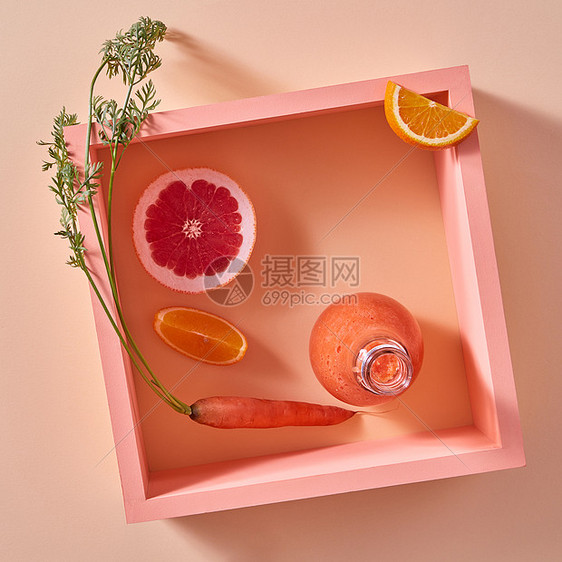 素食橙色机蔬菜方形框架上的纸张背景天然机食品的平躺橙色解冰沙蔬菜水果璃瓶纸背景图片