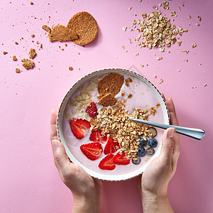 健康的冰沙白色碗与天然水果,燕麦片饼干与妇女的手着个碗粉红色的背景超级食物,自然排,饮食健康食品的风景图片