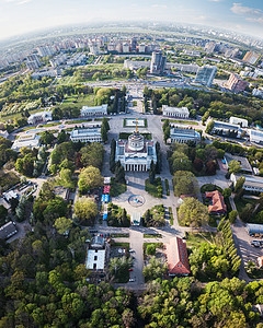 基辅市的全景展览中心很多亭子个公园,春天的下午着蓝天,乌克兰无人机的照片乌克兰春天展览中心基辅市的全景图片